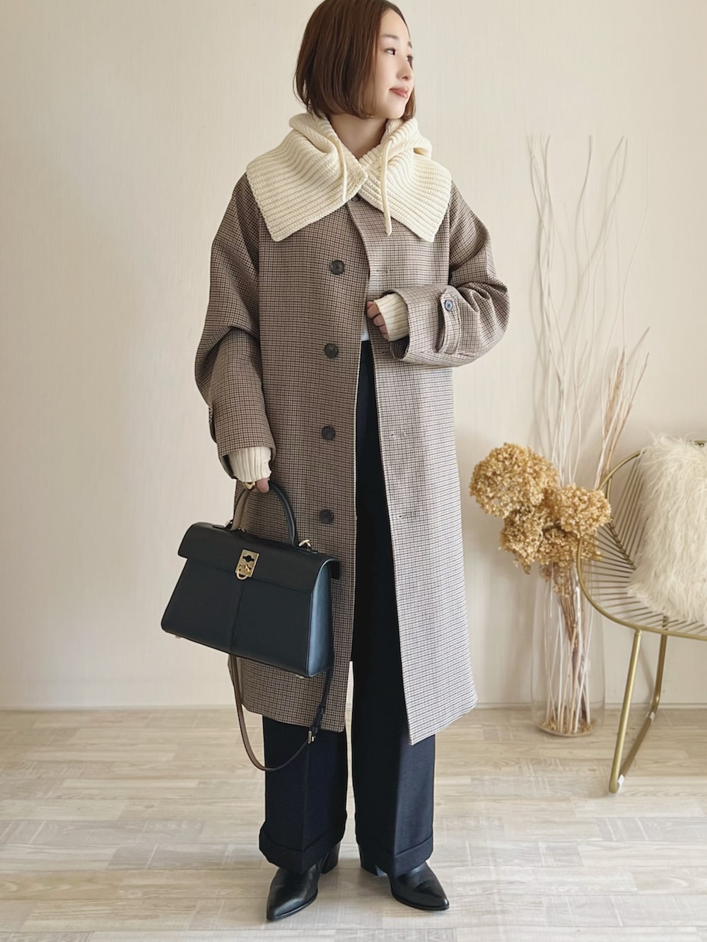 ブラウン系のジャケット/アウター、ブラック系のパンツ、ブラック系のシューズを着用したレディースの秋コーディネートの4枚目の写真