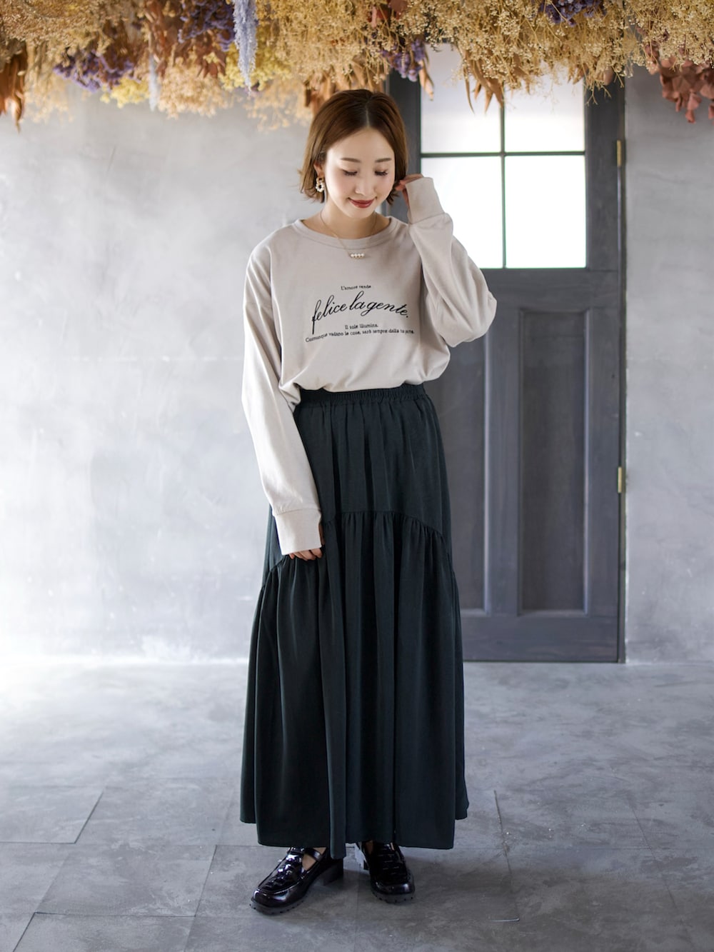 ホワイト系のシャツ/ブラウス、ブラック系のスカートを着用したレディースの夏コーディネートの5枚目の写真
