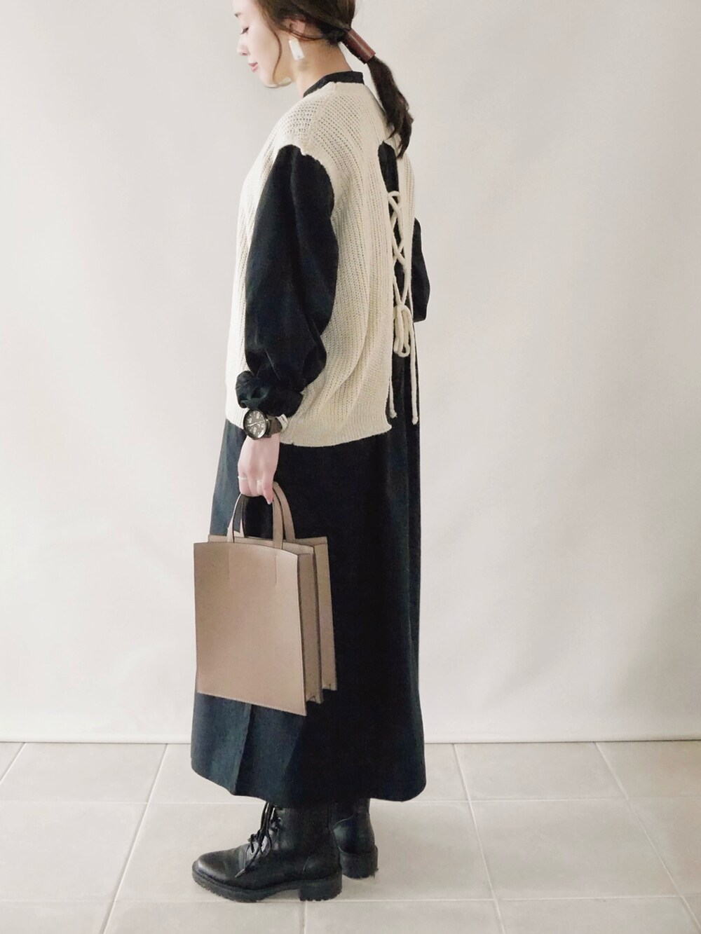 ブラック系のワンピース/ドレス、ホワイト系のベスト、ブラック系のシューズを着用したレディースの秋コーディネートの2枚目の写真