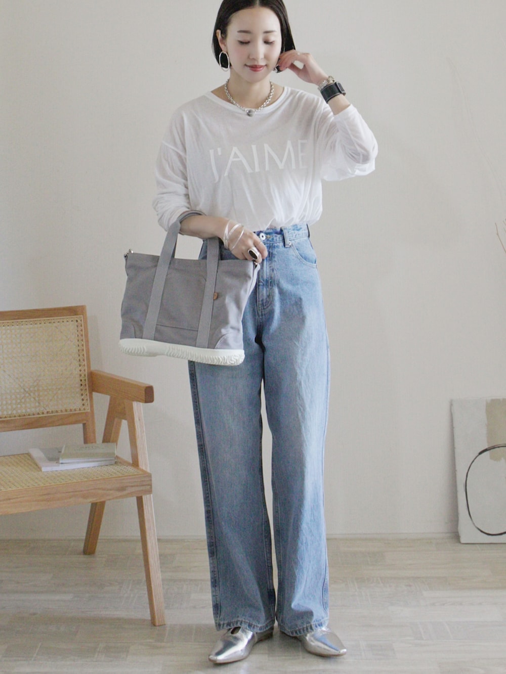 ブルー系のデニムパンツ、ホワイト系のTシャツ/カットソー、シルバー系のパンプスを着用したレディースの夏コーディネートの2枚目の写真