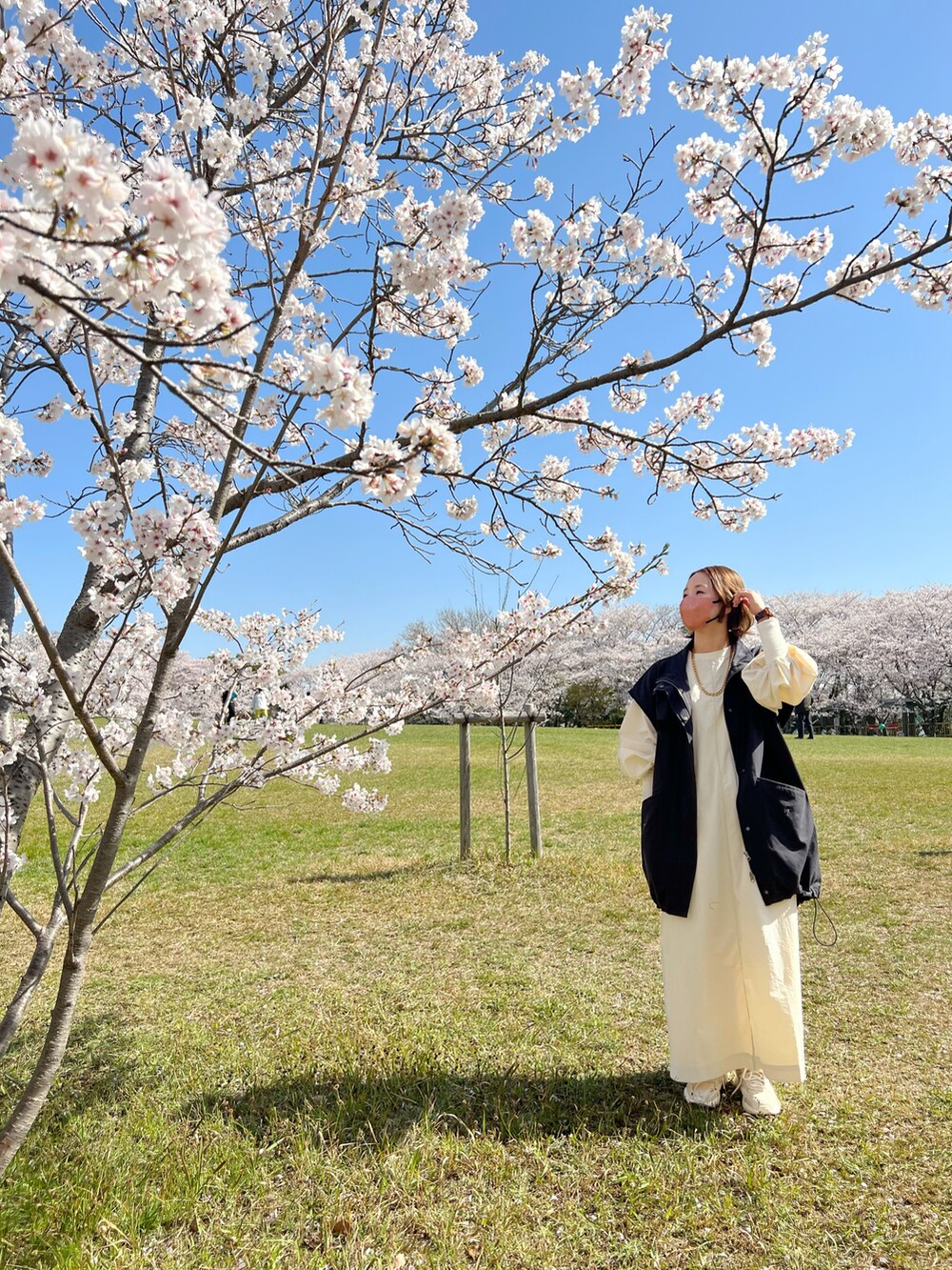 「LOWRYS FARM、JEANASiS、New Balance、スニーカー、スニーカーコーデ、スニーカー女子、桜、お花見、ワンピース、ベスト、レイヤードスタイル、ミリタリージャケット、いまどきジャケット写真、大人かわいい」｜「LOWRYS FARMのシャカシャカソデパフワンピース　185829（ワンピース、ホワイト系）」を使った、陽さん（レディース・156cm）の春コーディネートの2枚目の写真