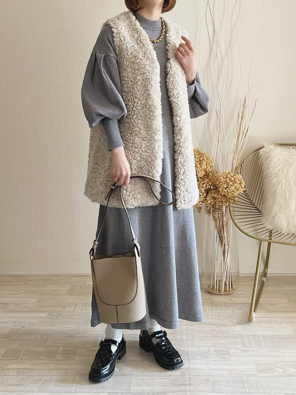 ベージュ系のその他アウター、グレー系のワンピース、ベージュ系のトートバッグを着用したレディースの秋コーディネートの2枚目の写真