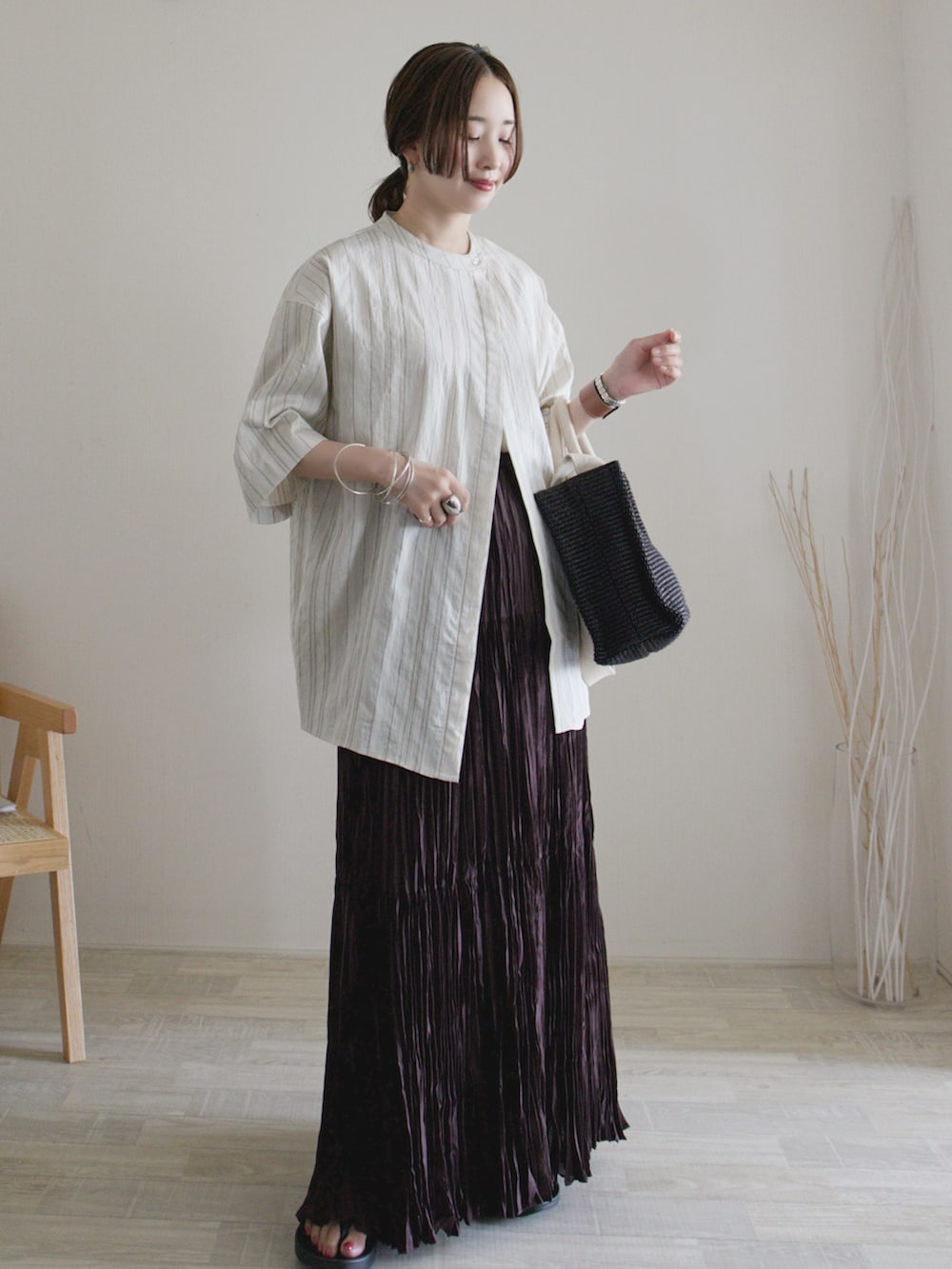 ホワイト系のシャツ/ブラウス、ブラウン系のスカート、ブラック系のショルダーバッグを着用したレディースの夏コーディネートの2枚目の写真