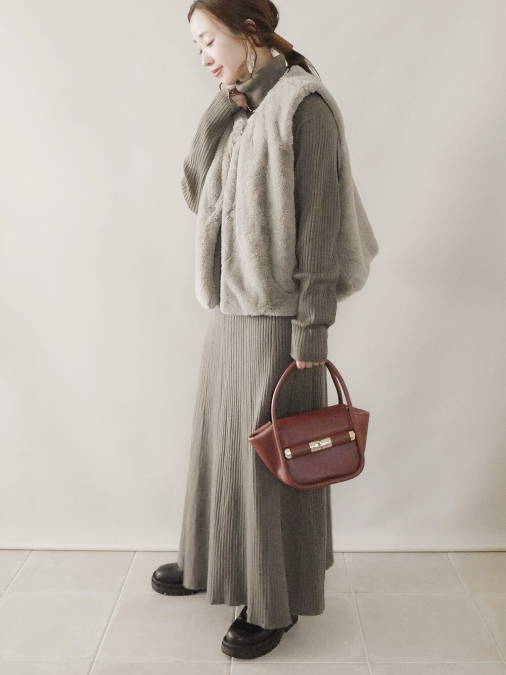 ベージュ系のその他アウター、ブラック系のトップス、ブラック系のその他パンツを着用したレディースの冬コーディネートの5枚目の写真