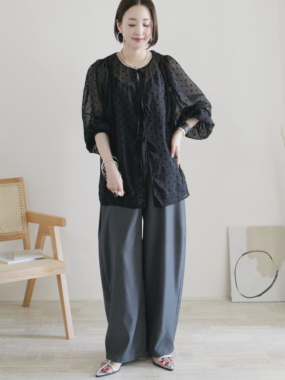 ブラック系のシャツ/ブラウス、グレー系のその他パンツ、グレー系のハンドバッグを着用したレディースの夏コーディネートの4枚目の写真