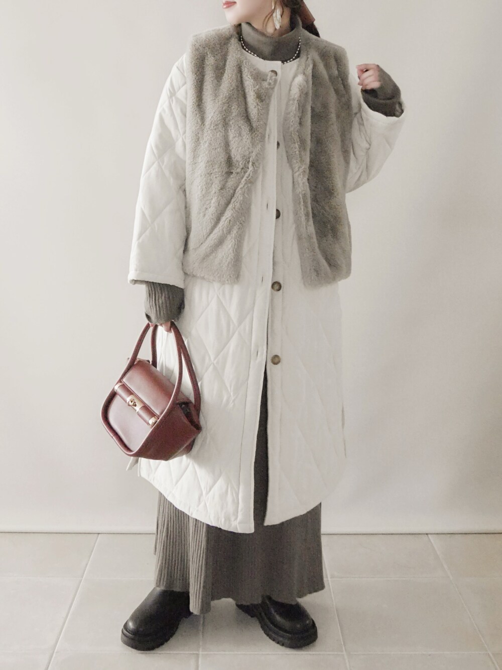 ベージュ系のその他アウター、ブラック系のトップス、ブラック系のその他パンツを着用したレディースの冬コーディネートの4枚目の写真