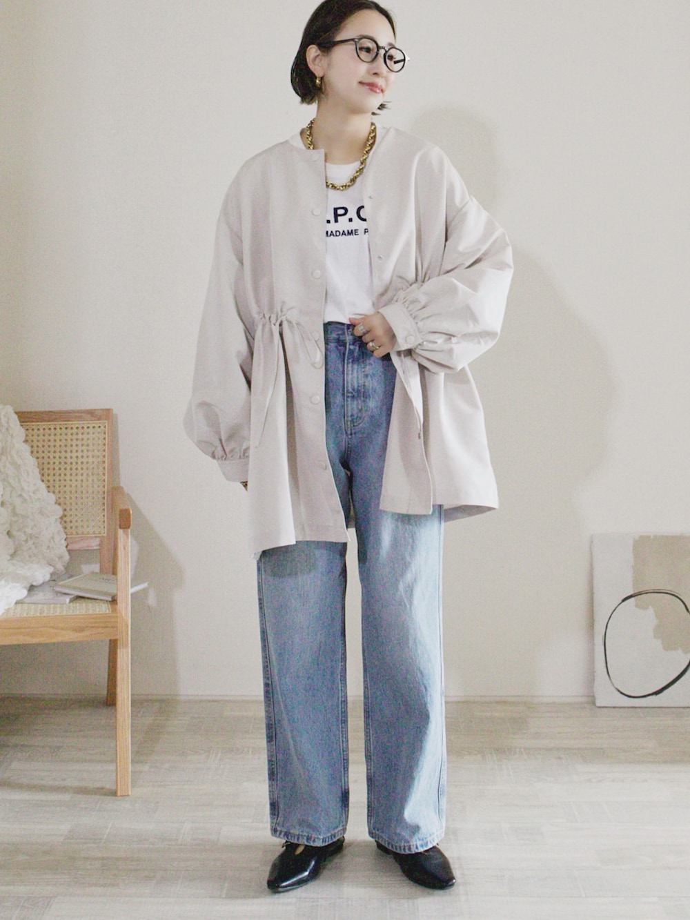 ホワイト系のTシャツ/カットソー、ホワイト系のマウンテンパーカー、ブルー系のデニムパンツを着用したレディースの冬コーディネートの2枚目の写真