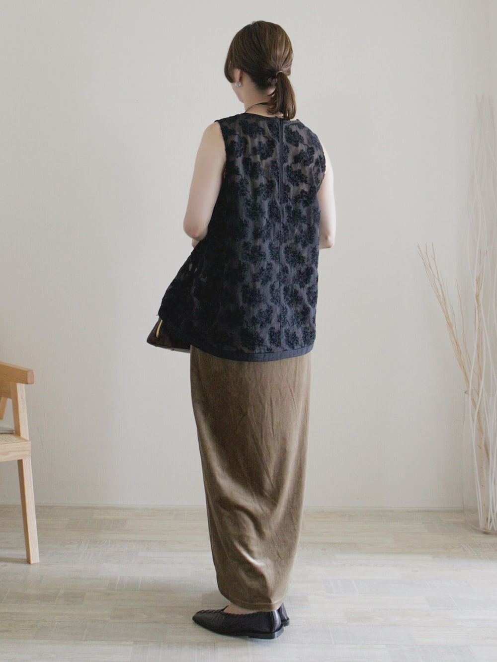 ブラック系のシャツ/ブラウス、グリーン系のスカート、ブラック系のバレエシューズを着用したレディースの夏コーディネートの2枚目の写真