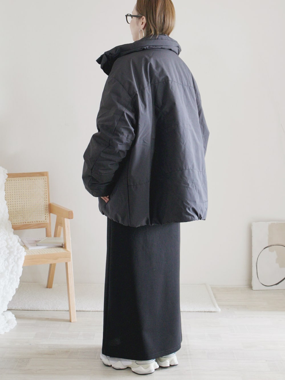 ブラック系のダウンジャケット/コート、グレー系のスウェット、ブラック系のスカートを着用したレディースの秋コーディネートの3枚目の写真