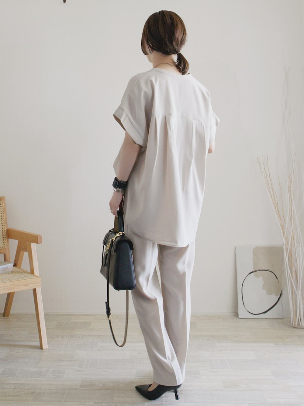 ベージュ系のシャツ/ブラウス、ベージュ系のその他パンツ、ブラック系のパンプスを着用したレディースの春コーディネートの3枚目の写真