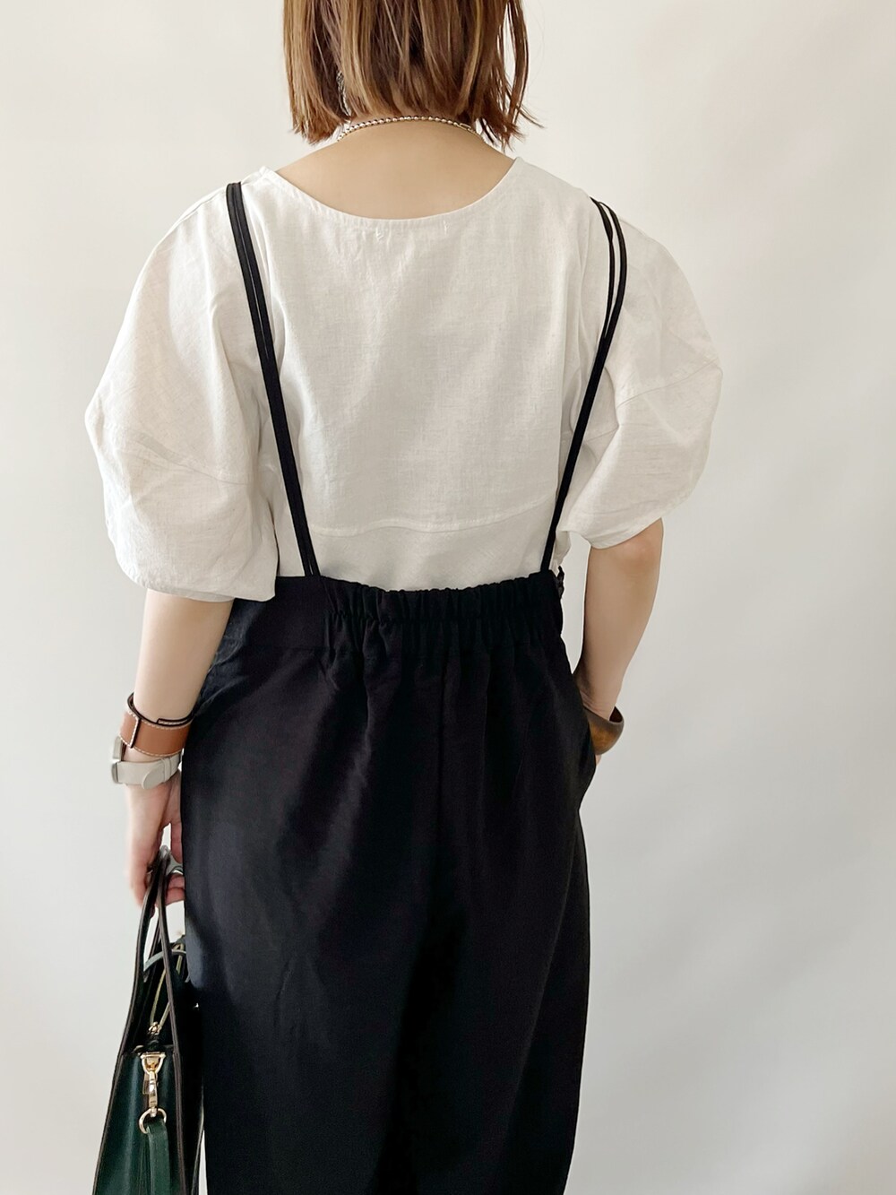 「tokyogirlsmarket、TGM、yoh's、サロペット、サロペットコーデ、ランタンスリーブ、ボリューム袖、プチプラ、秋先取りコーデ、ゆるコーデ、カジュアルコーデ、オトナカワイイ」｜「【 yoh's 】のアイテム（トップス、ホワイト系）」を使った、陽さん（レディース・156cm）の夏コーディネートの4枚目の写真