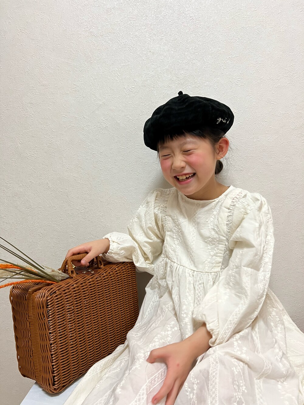 ホワイト系のワンピース/ドレス、ブラウン系のバッグ、ブラウン系のブーツを着用したキッズの秋コーディネートの3枚目の写真