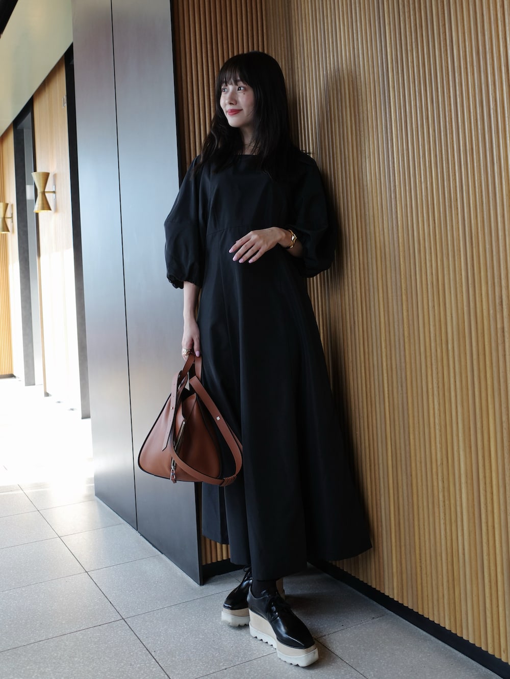 「CLANEの【CLANE/クラネ】2WAY SQUARE SLEEVE TRENCH COAT/2ウェイスクエアスリーブトレンチコート 12101-0042（トレンチコート、ベージュ系）」を使った、前田希美さん（骨格ウェーブ・レディース・158cm）の春コーディネートの2枚目の写真