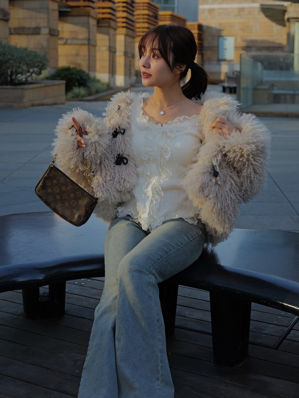 ホワイト系のトップス、ホワイト系のダッフルコート、ブルー系のデニムパンツを着用したレディースの冬コーディネートの5枚目の写真