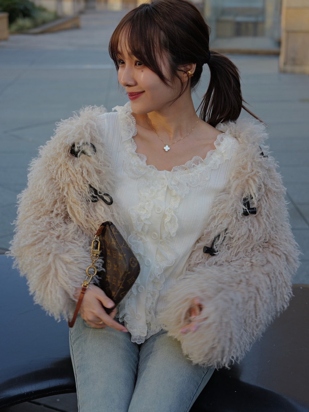 ホワイト系のトップス、ホワイト系のダッフルコート、ブルー系のデニムパンツを着用したレディースの冬コーディネートの3枚目の写真