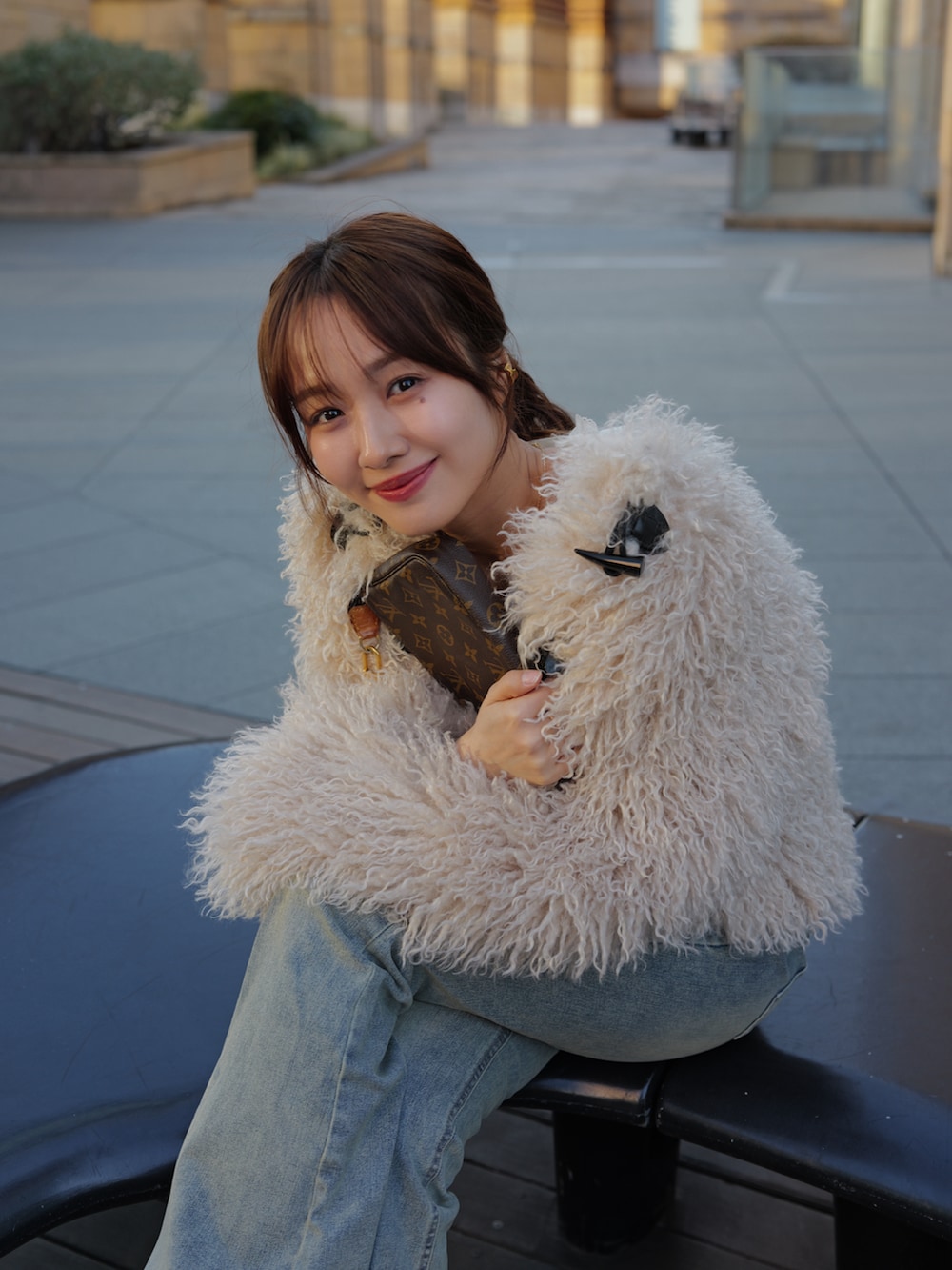 ホワイト系のトップス、ホワイト系のダッフルコート、ブルー系のデニムパンツを着用したレディースの冬コーディネートの4枚目の写真