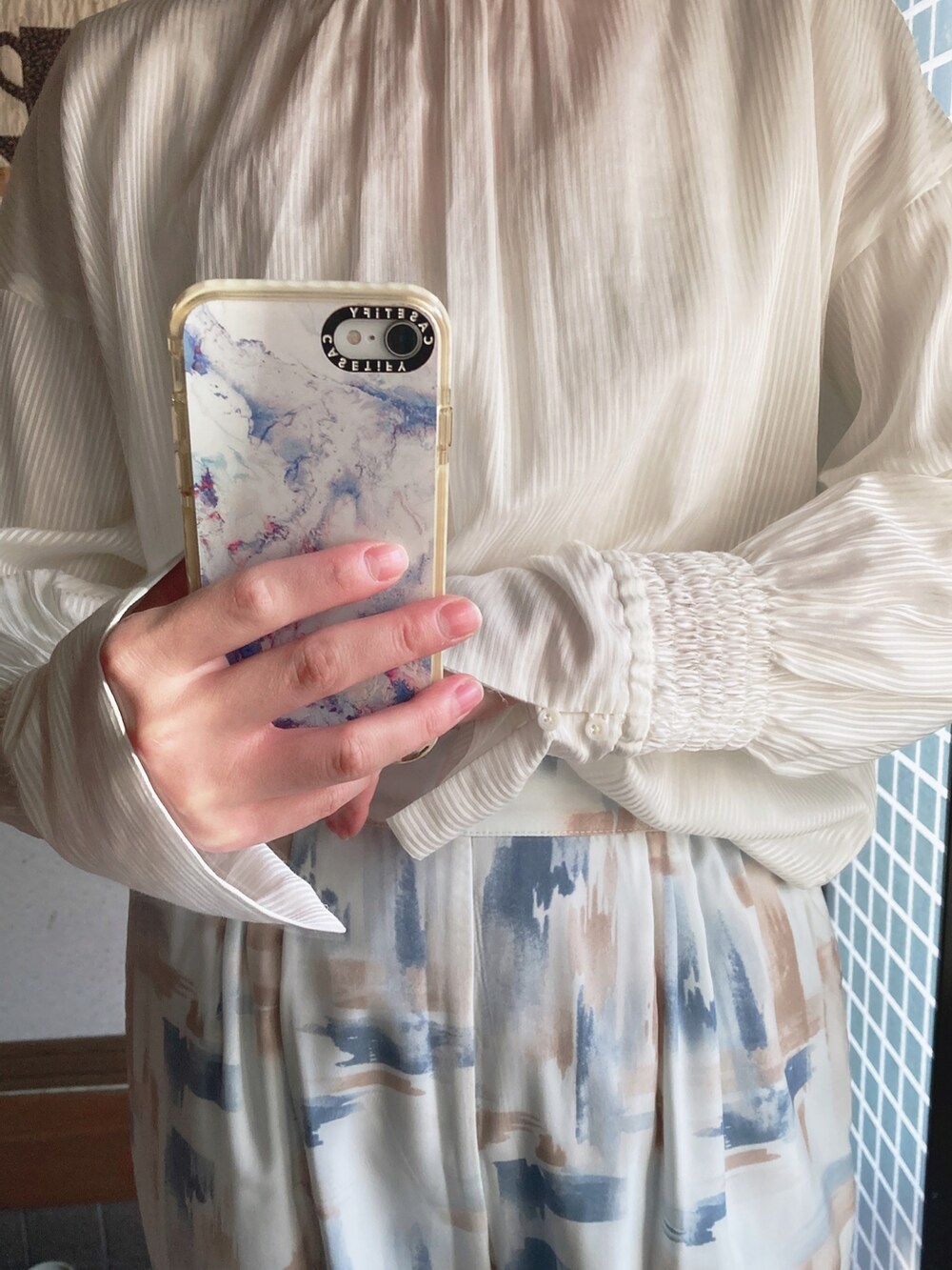 ホワイト系のシャツ/ブラウス、ブルー系のその他パンツ、ベージュ系のサンダルを着用したレディースの春コーディネートの2枚目の写真