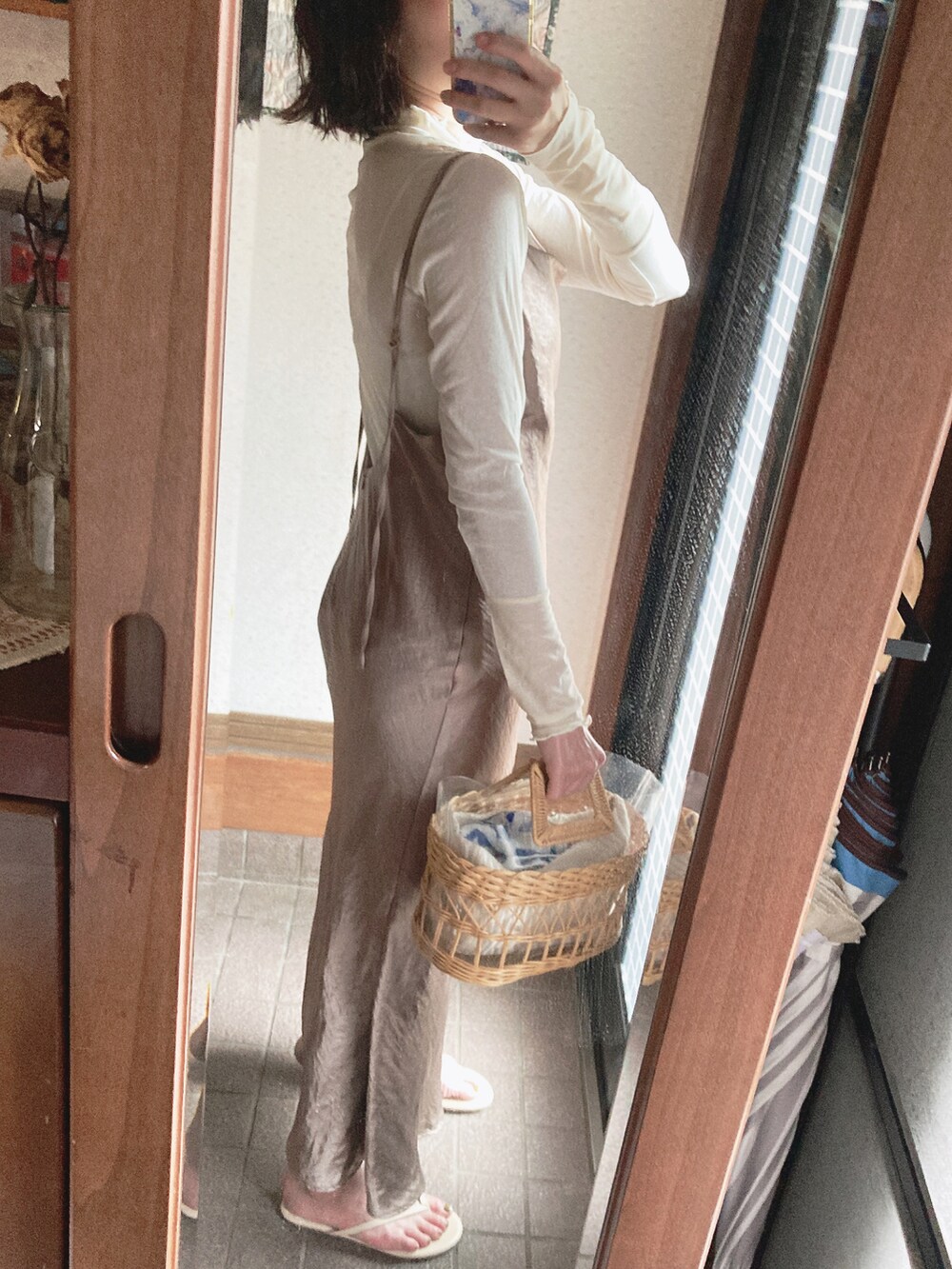 ゴールド系のワンピース/ドレス、ベージュ系のかごバッグ、ベージュ系のサンダルを着用したレディースの夏コーディネートの2枚目の写真