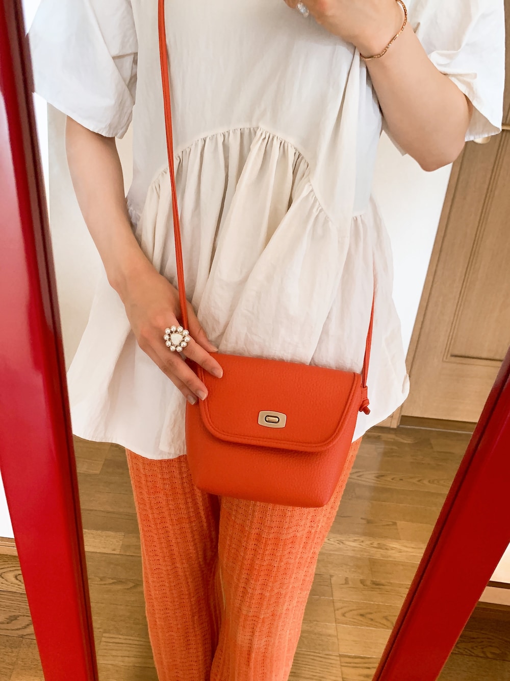 「夏コーデ、オレンジ、オレンジパンツ、フレアトップス」｜「JEANASISの12Ｇスカシジャガードラメフレアパンツ/942658（その他パンツ、オレンジ系）」を使った、chihonnuさん（レディース・154cm）の夏コーディネートの3枚目の写真