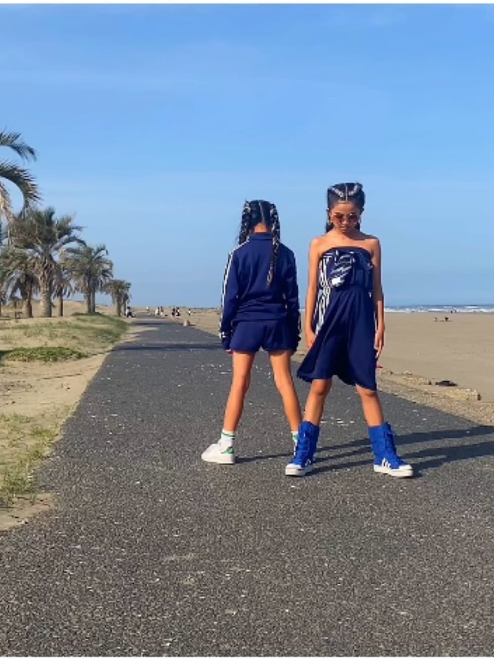 「dance、ダンス、エクステ、adidas、adidas originals、アディダス、双子コーデ、ジャージ、スポーツミックス」｜「adidas Originalsのアイテム（ワンピース、ブルー系）」を使った、REISA さん（キッズ・140cm）の夏コーディネートの2枚目の写真