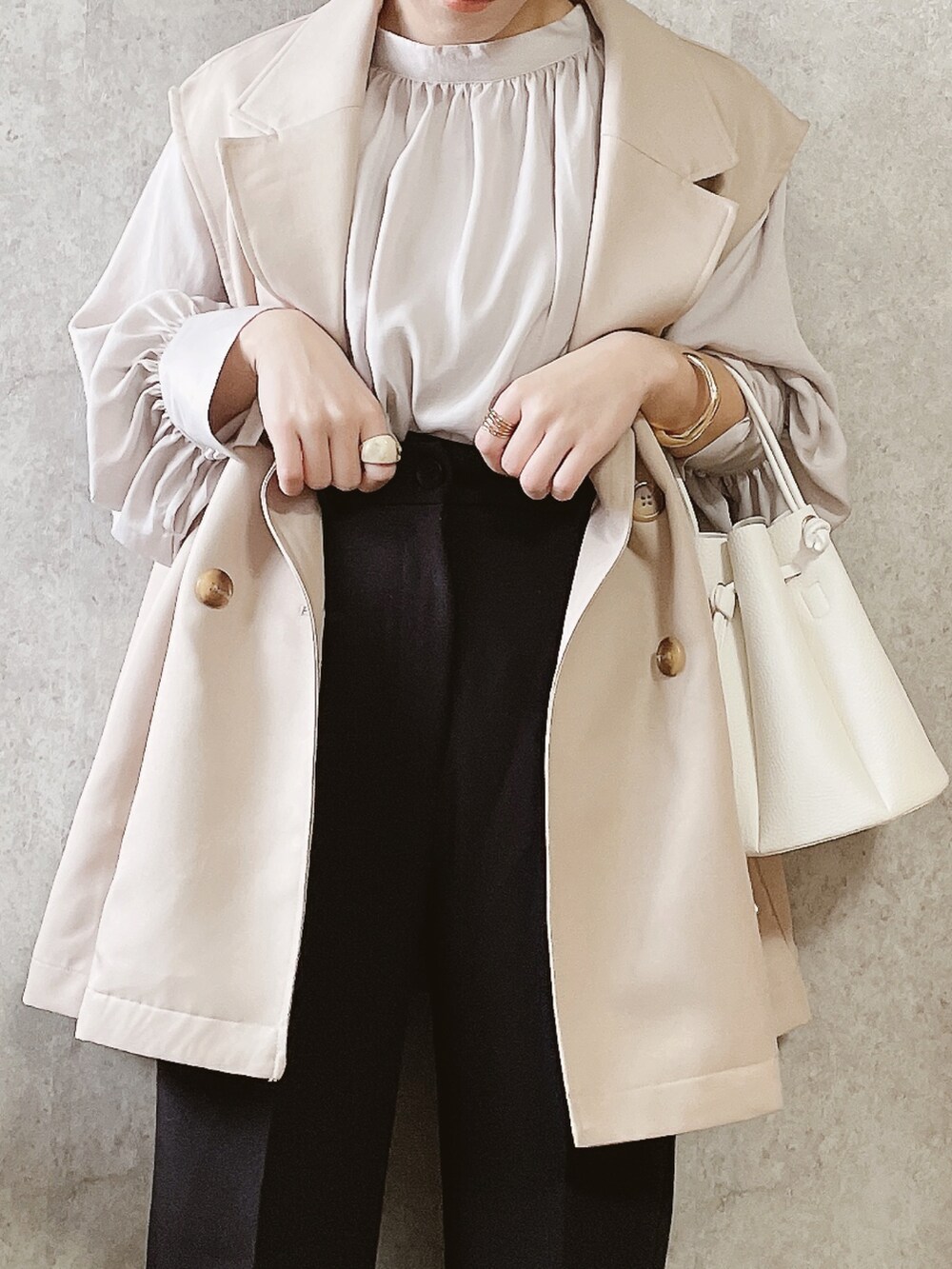 ブラック系のその他パンツ、ホワイト系のシューズ、ホワイト系のバッグを着用したレディースの春コーディネートの3枚目の写真