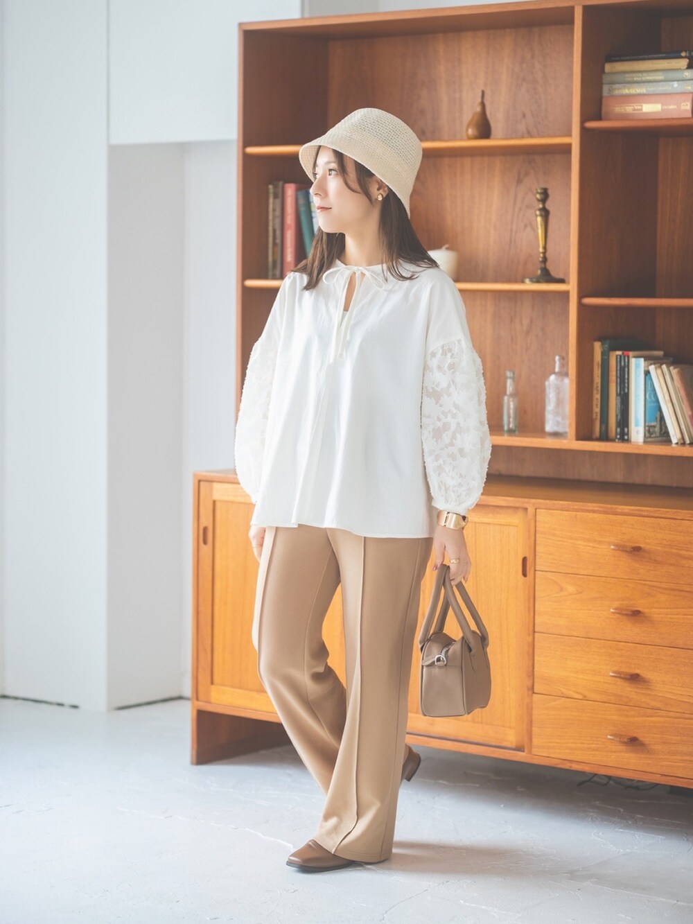 ベージュ系のシャツ/ブラウスを着用したレディースの冬コーディネートの2枚目の写真