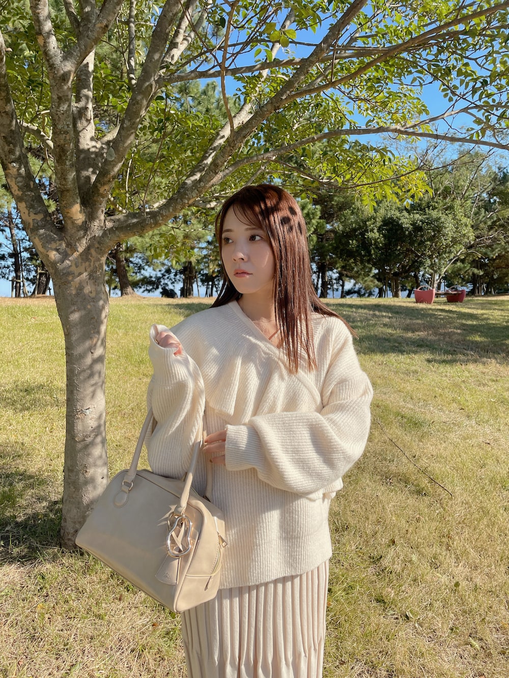 「淡色コーデ、淡色女子、大人かわいい、今日のコーデ、低身長女子、スカートコーデ、talbyyumi」｜「tal by yumi.のアイテム（バッグ、ベージュ系）」を使った、yumi.さん（レディース・151cm）の秋コーディネートの2枚目の写真