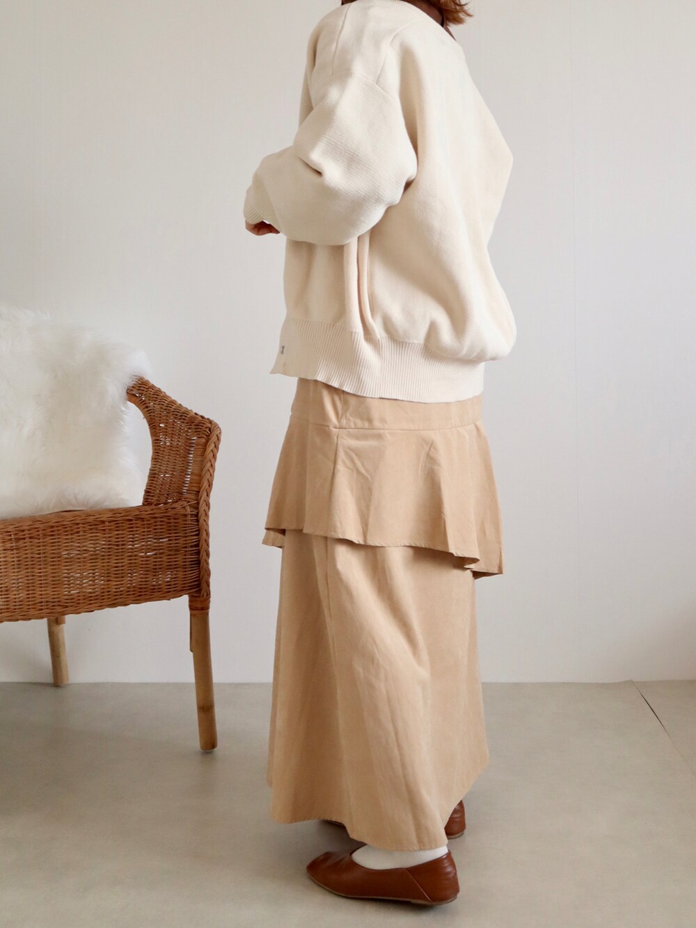 ベージュ系のスカート、ブラウン系のTシャツ/カットソー、ブラウン系のパンプスを着用したレディースの秋コーディネートの3枚目の写真