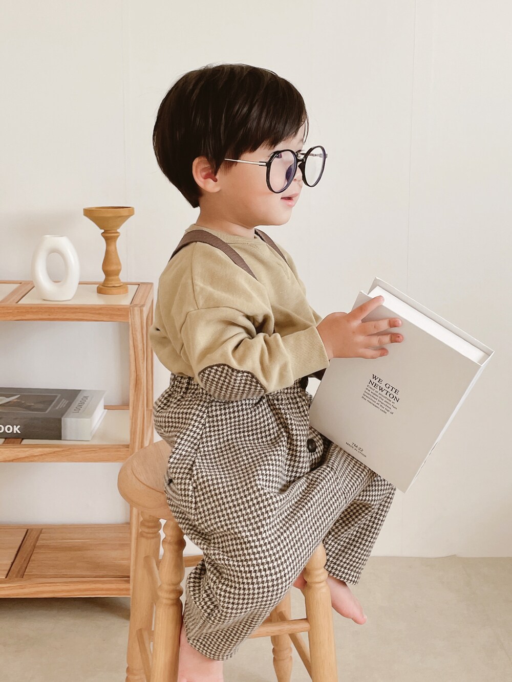 「カジュアルコーデ、秋冬コーデ、ゆるコーデ、サロペット、むすこーで、息子コーデ」｜「BREEZE by yumi.のWEB限定 パッチワークトレーナー【BREEZE by yumi.】（スウェット、ベージュ系）」を使った、yumi.さん（レディース・151cm）の秋コーディネートの2枚目の写真