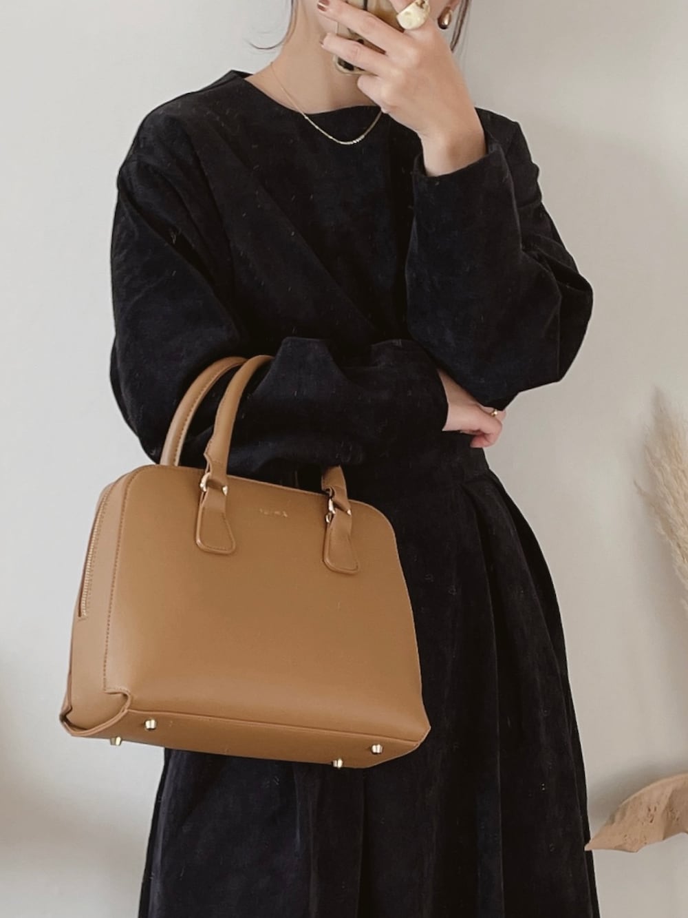 ブルー系のワンピース、イエロー系のショルダーバッグを着用したレディースの秋コーディネートの3枚目の写真