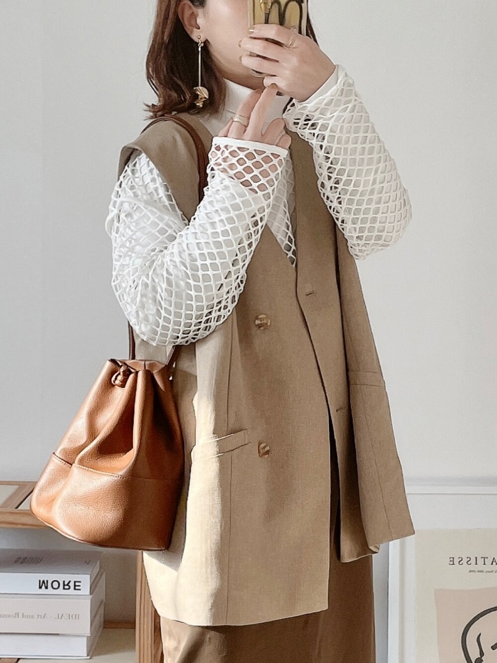 ブラウン系のスカート、ブラウン系のシューズ、ブラウン系のショルダーバッグを着用したレディースの春コーディネートの2枚目の写真