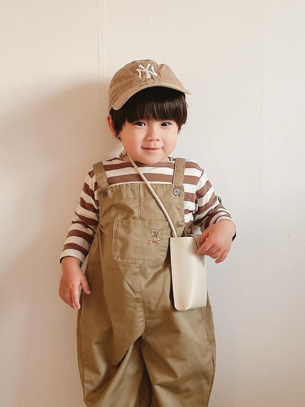 「キッズコーデ、休日コーデ、息子服、淡色コーデ、子供服、韓国ファッション、ボーダー、しまむら、サロペット」｜「BREEZEのWEB限定 デニムポケットボートネックTシャツ（Tシャツ/カットソー、ベージュ系）」を使った、yumi.さん（キッズ・90cm）の冬コーディネートの2枚目の写真