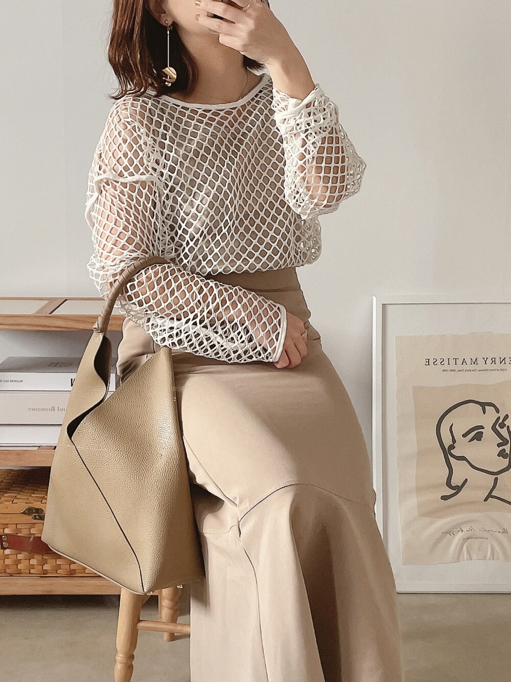 ホワイト系のTシャツ/カットソー、ベージュ系のサンダルを着用したレディースの春コーディネートの2枚目の写真