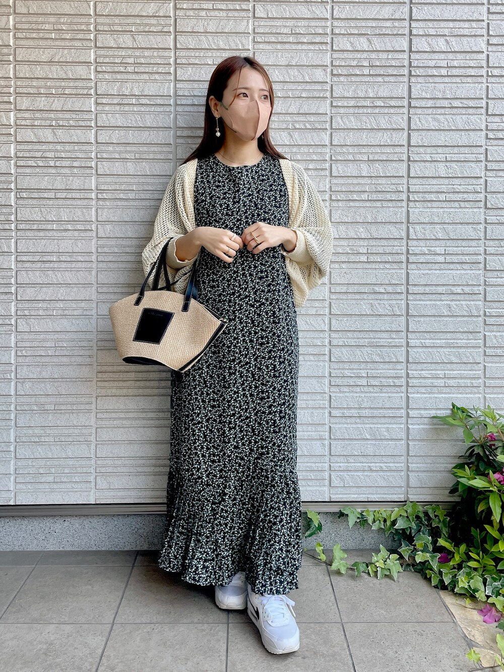 ブラック系のワンピース、ホワイト系のスニーカーを着用したレディースの春コーディネートの2枚目の写真