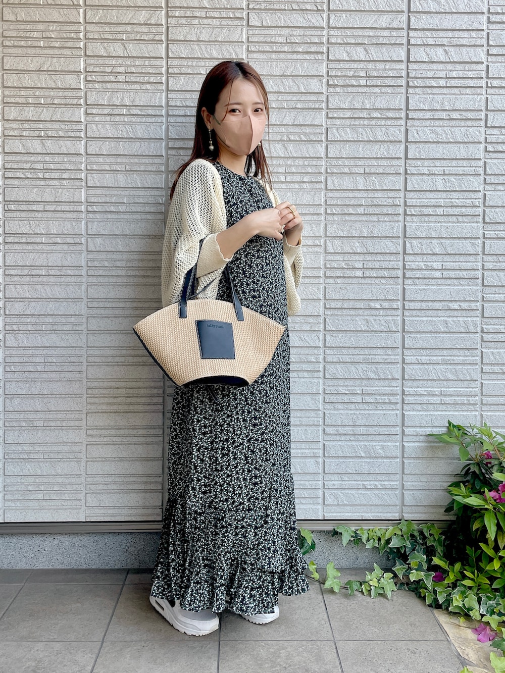 ブラック系のワンピース、ホワイト系のスニーカーを着用したレディースの春コーディネートの3枚目の写真