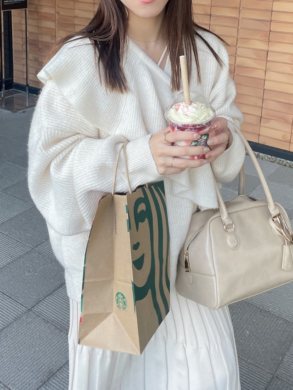 「淡色コーデ、淡色女子、大人かわいい、今日のコーデ、低身長女子、スカートコーデ、talbyyumi」｜「tal by yumi.のアイテム（バッグ、ベージュ系）」を使った、yumi.さん（レディース・151cm）の秋コーディネートの4枚目の写真
