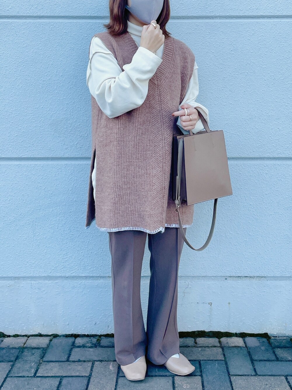 ブラウン系のその他パンツ、ブラウン系のマスクを着用したレディースの秋コーディネートの2枚目の写真