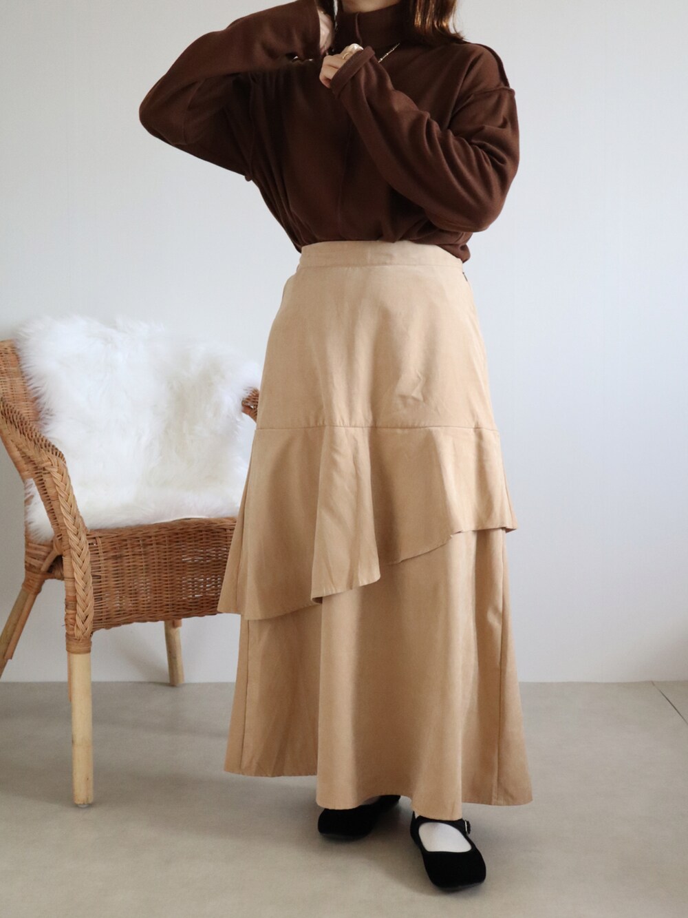 ベージュ系のスカート、ブラウン系のTシャツ/カットソー、ブラウン系のパンプスを着用したレディースの秋コーディネートの4枚目の写真