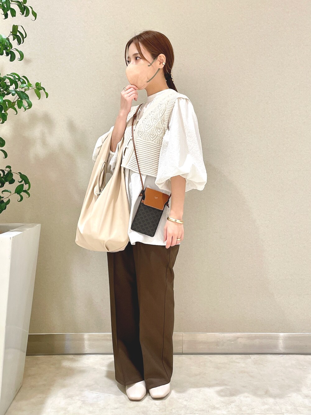 ホワイト系のシャツ/ブラウスを着用したレディースの春コーディネートの2枚目の写真