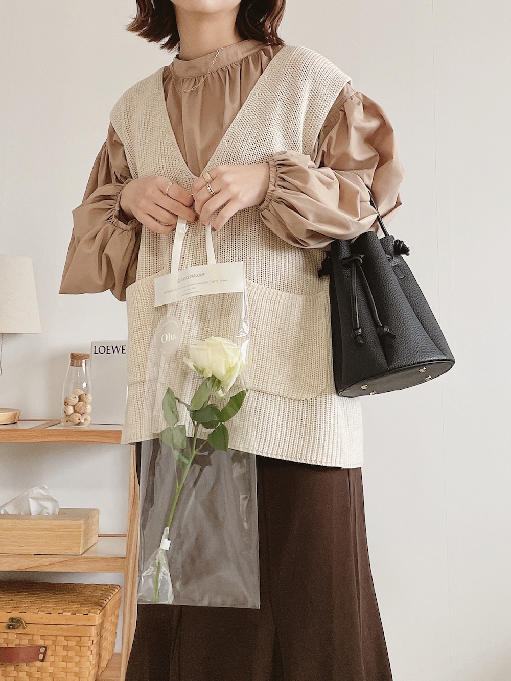 「シンプルコーデ、大人カジュアル、カジュアル、春コーデ、淡色コーデ、淡色女子、淡色、ママコーデ、ママファッション」｜「しまむらのアイテム（バッグ、ブラック系）」を使った、yumi.さん（レディース・151cm）の冬コーディネートの3枚目の写真