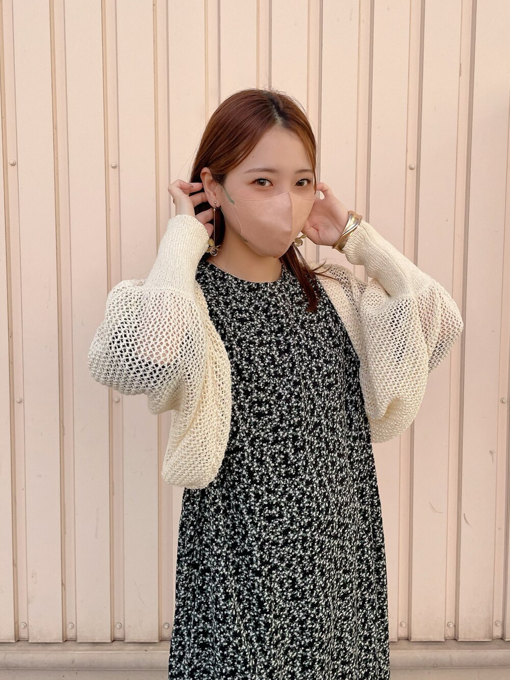 ブラック系のワンピース、ホワイト系のスニーカーを着用したレディースの春コーディネートの4枚目の写真