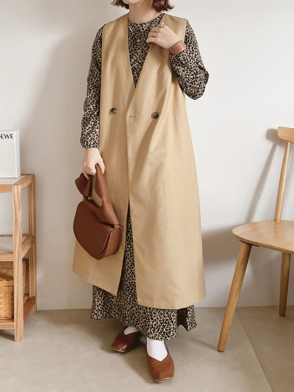 ベージュ系のワンピース、ブラウン系のショルダーバッグ、ブラウン系のパンプスを着用したレディースの冬コーディネートの3枚目の写真