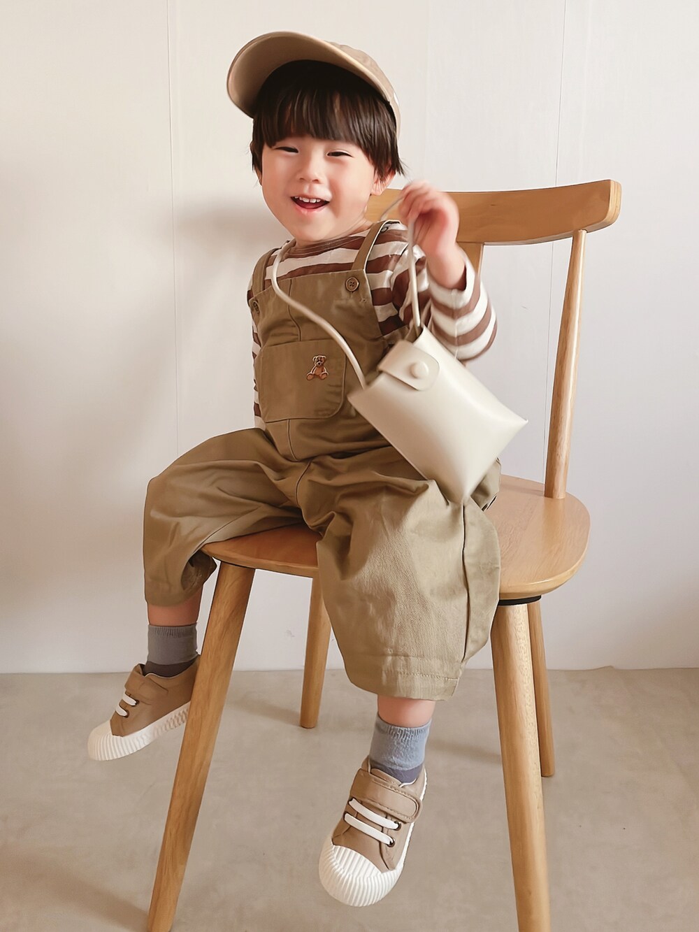 「キッズコーデ、休日コーデ、息子服、淡色コーデ、子供服、韓国ファッション、ボーダー、しまむら、サロペット」｜「BREEZEのWEB限定 デニムポケットボートネックTシャツ（Tシャツ/カットソー、ベージュ系）」を使った、yumi.さん（キッズ・90cm）の冬コーディネートの5枚目の写真