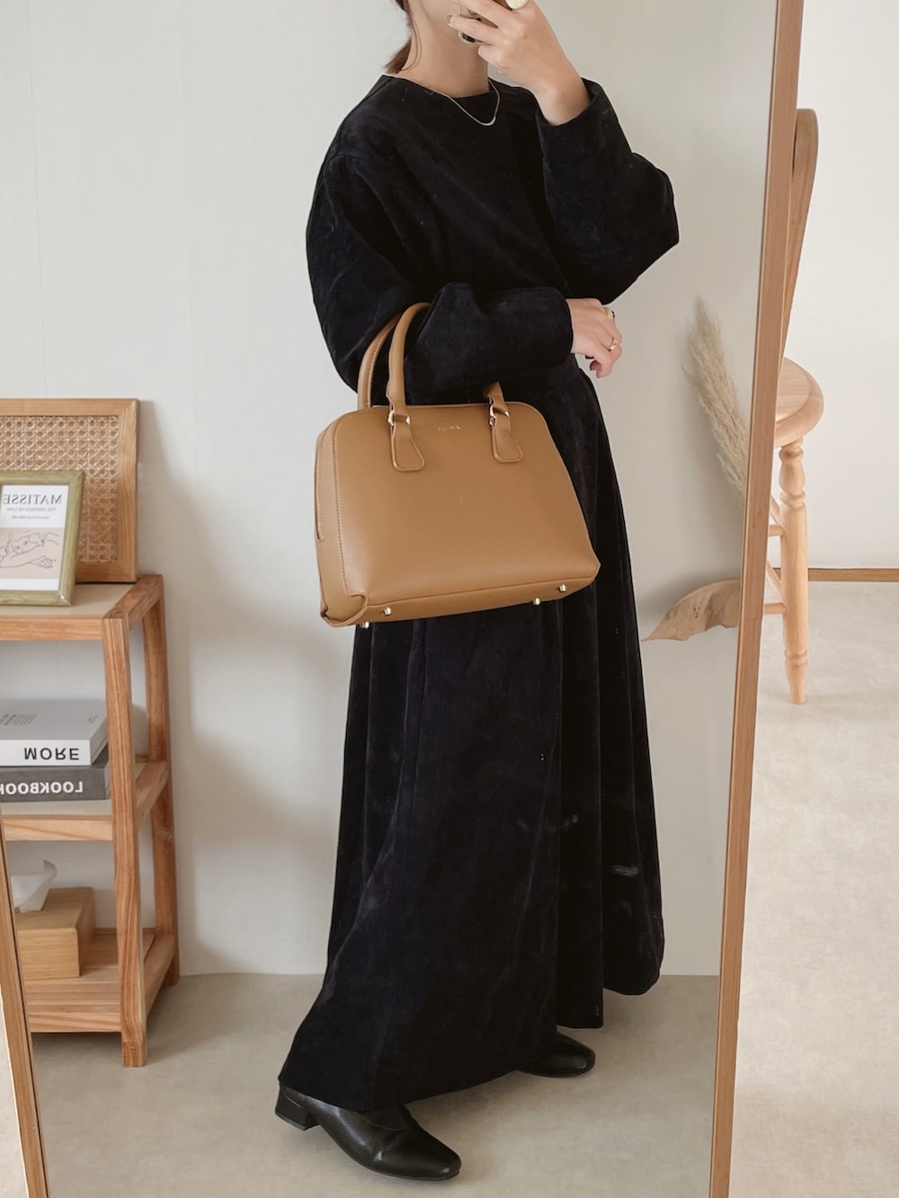 ブルー系のワンピース、イエロー系のショルダーバッグを着用したレディースの秋コーディネートの2枚目の写真