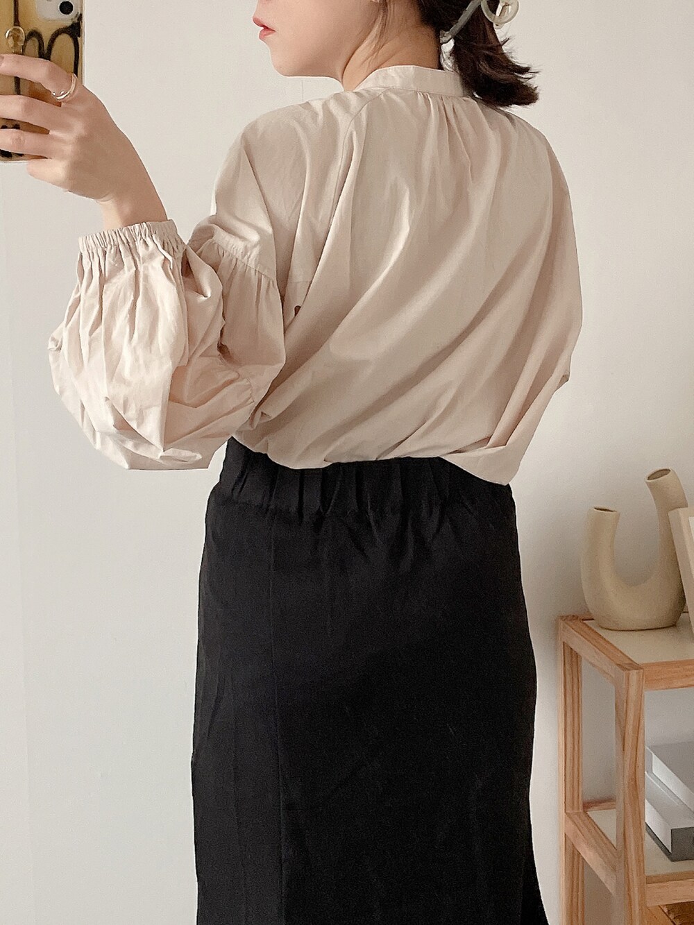 ブラック系のスカート、ブラウン系のショルダーバッグ、ベージュ系のサンダルを着用したレディースの春コーディネートの3枚目の写真