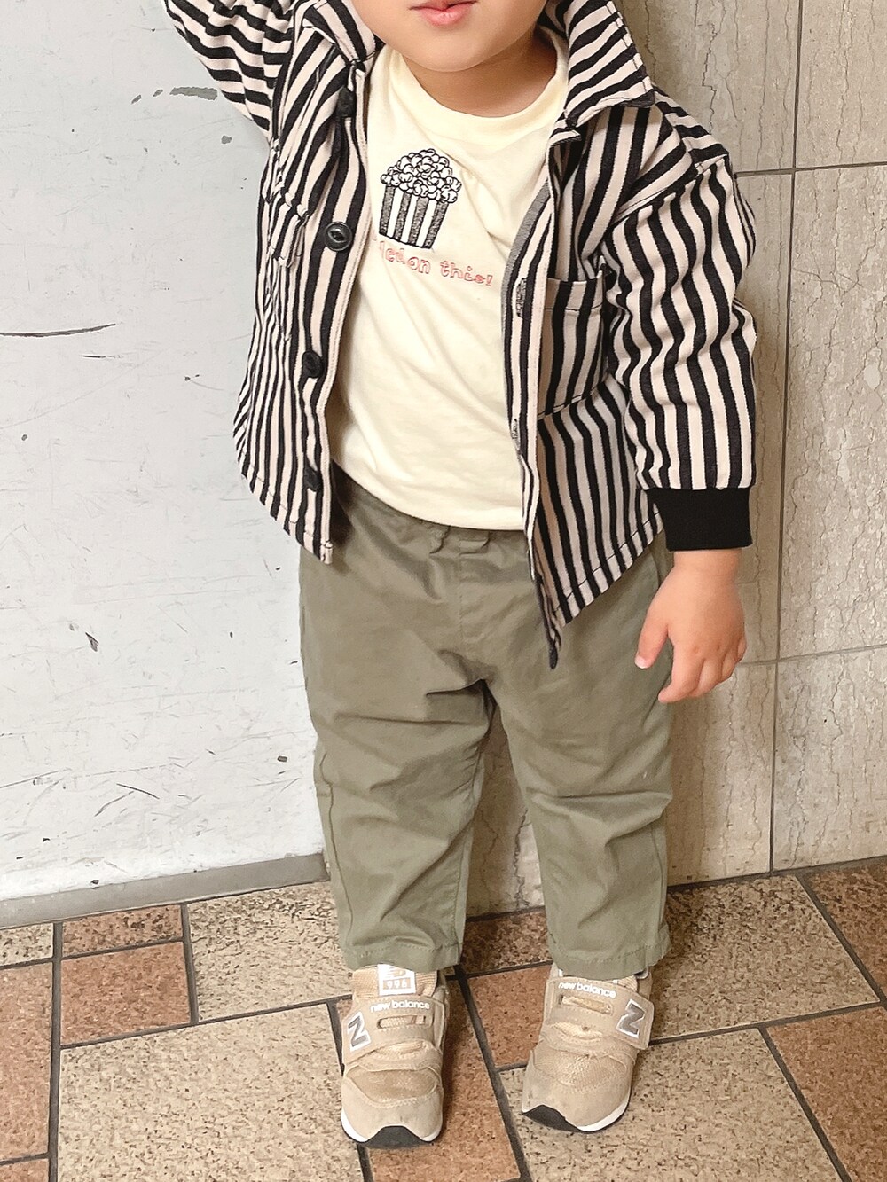 その他のシャツ/ブラウス、ホワイト系のTシャツ/カットソー、グリーン系のその他パンツを着用したキッズの春コーディネートの4枚目の写真