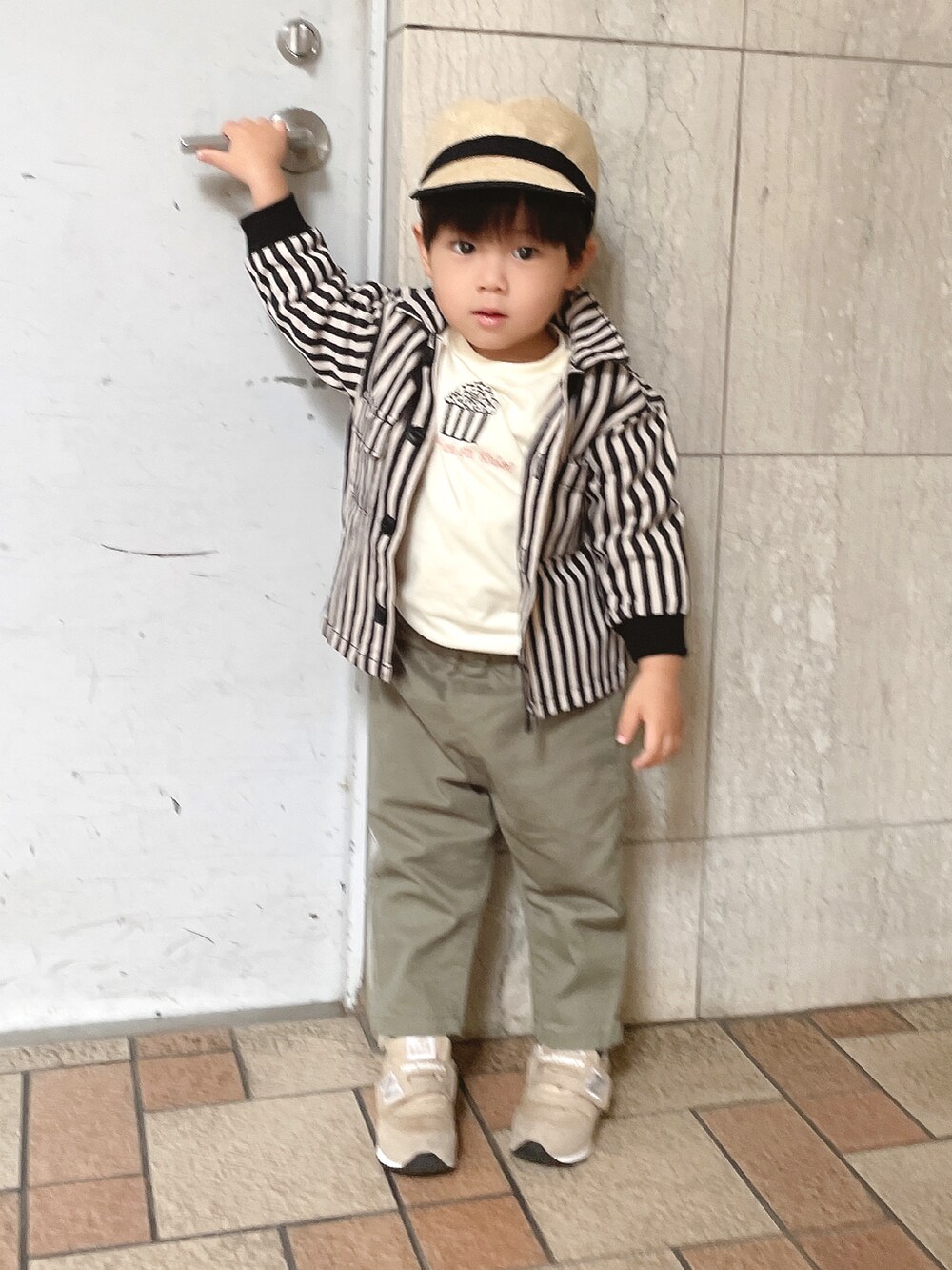 その他のシャツ/ブラウス、ホワイト系のTシャツ/カットソー、グリーン系のその他パンツを着用したキッズの春コーディネートの2枚目の写真