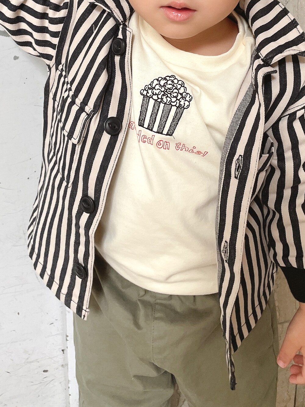 その他のシャツ/ブラウス、ホワイト系のTシャツ/カットソー、グリーン系のその他パンツを着用したキッズの春コーディネートの3枚目の写真