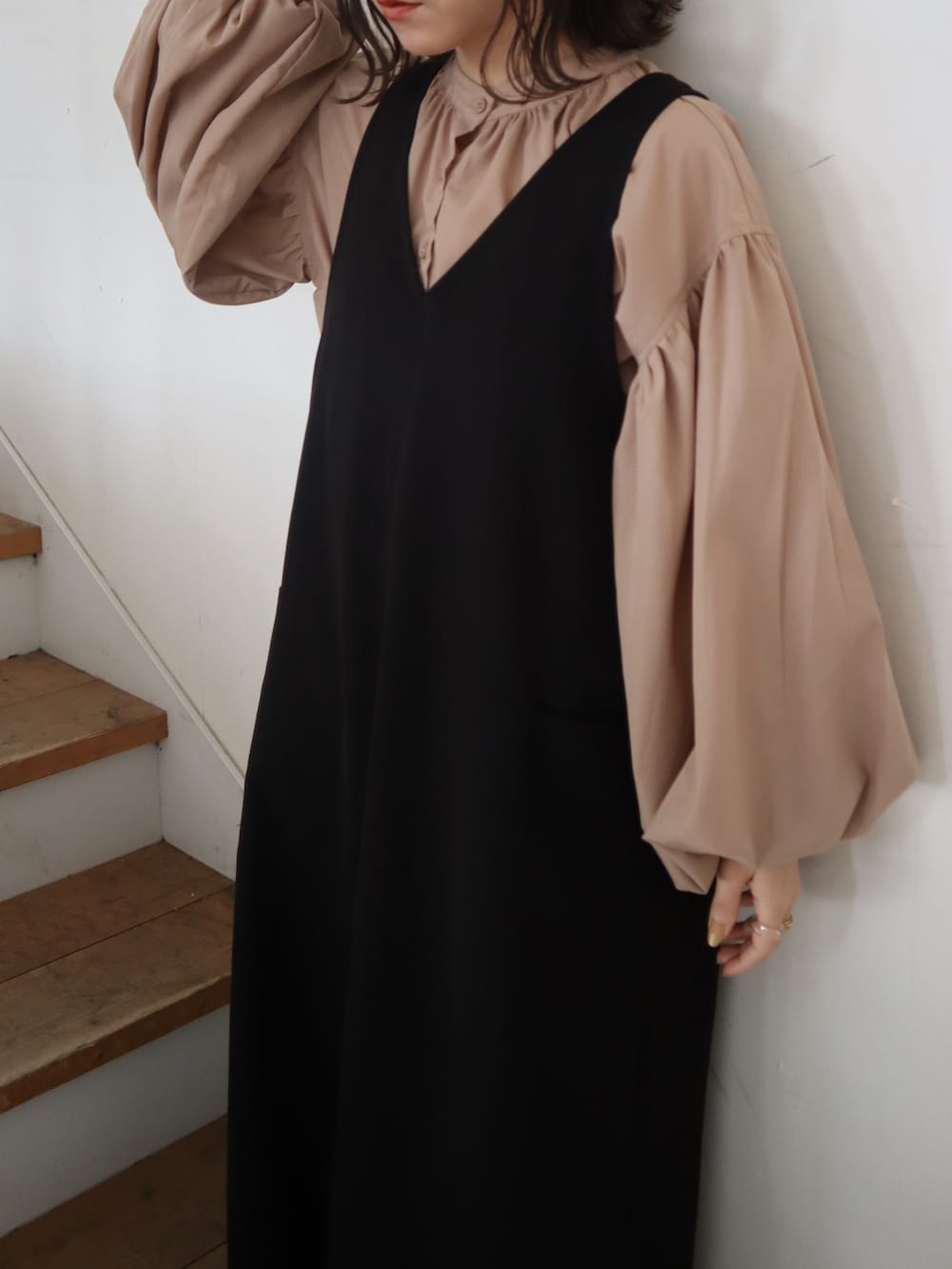 ベージュ系のシャツ/ブラウスを着用したレディースの春コーディネートの2枚目の写真