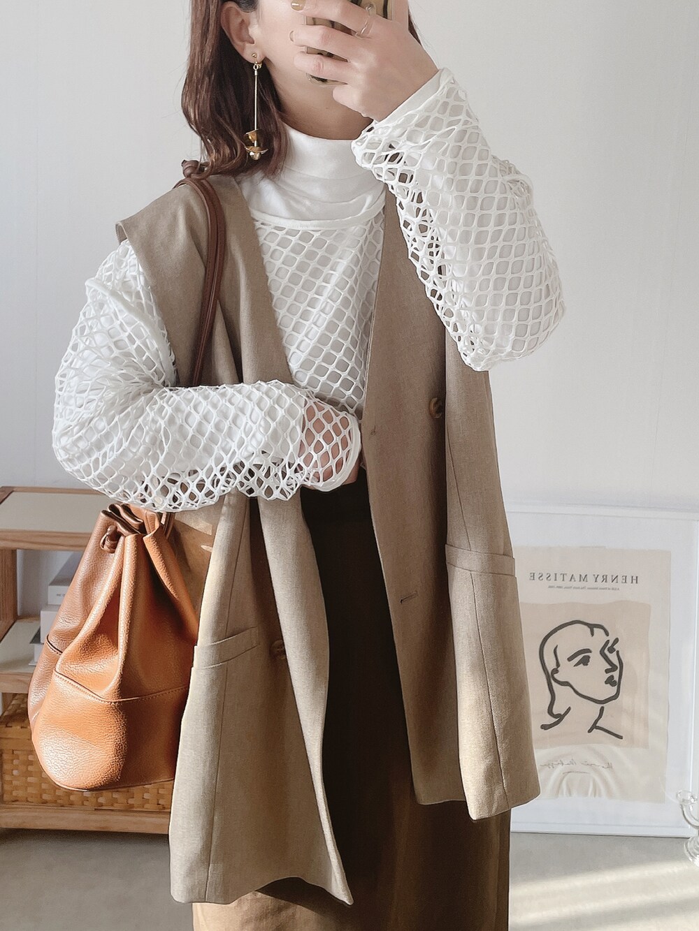 ブラウン系のスカート、ブラウン系のシューズ、ブラウン系のショルダーバッグを着用したレディースの春コーディネートの3枚目の写真